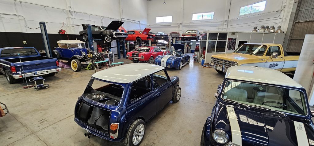 Colección de coches clásicos restaurados en la nave de Car Custom Garage
